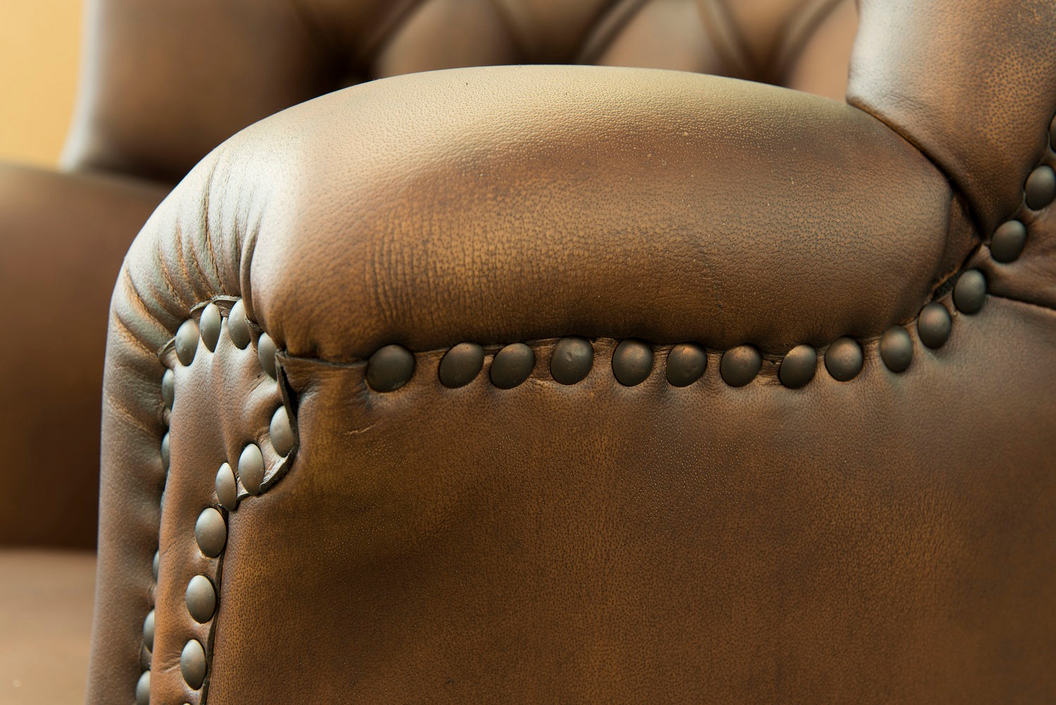 Chesterfield Ledersessel mit Holzbeinen | ODI-Modell