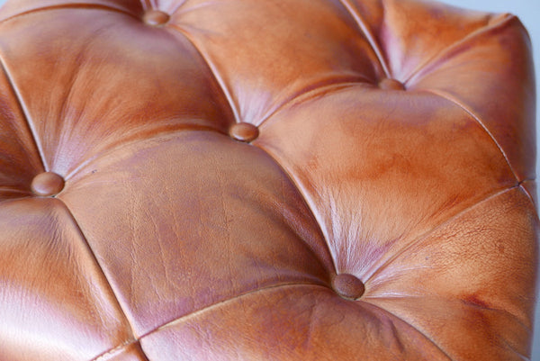 Chesterfield-Hocker aus Naturleder / Chesterfield Pouf aus Büffelleder | Modell Chesterfield POUF